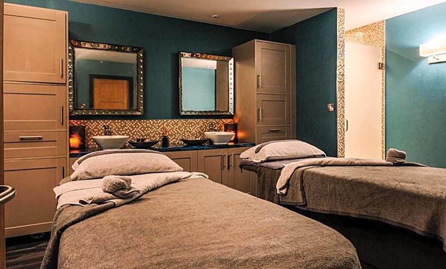 Image 2: Luxury Spa Day w Treatments, Lunch & Refreshments - Valentine's Special!