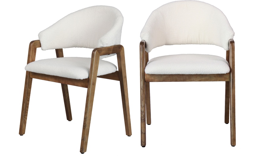 Image 8: Sillas de comedor tapizadas con patas de madera Woolden, de Doosense
