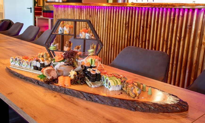 Image 1: Sushi Platte mit bis zu 100 Stück inkl. Vorspeise oder Dessert