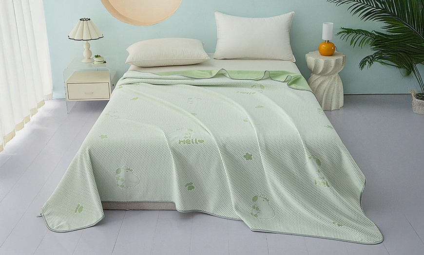 Image 3: Summer Cooling Comforter with Premium Ocean Silk Fabric