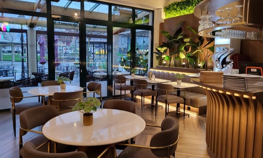 Image 3: Warm ontwaken met een feestelijk ontbijt met bubbels