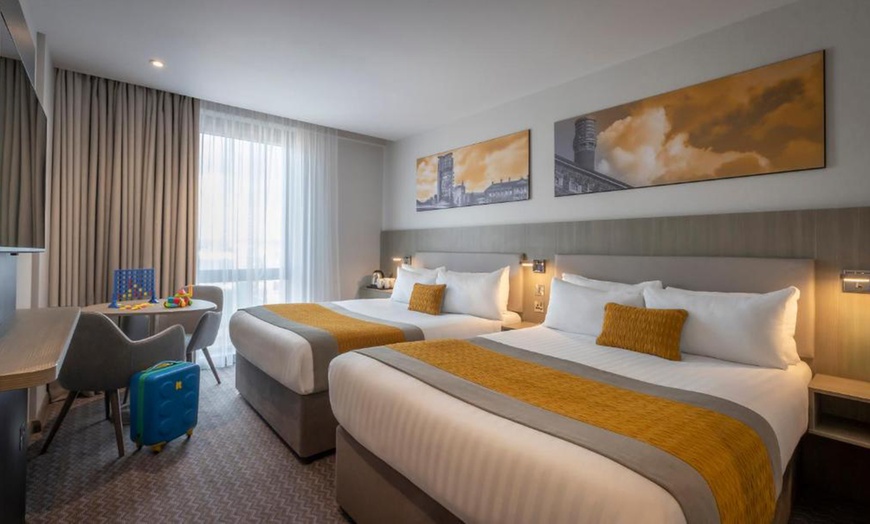 Image 2: Belfast: 4* Double or Twin Room with Breakfast