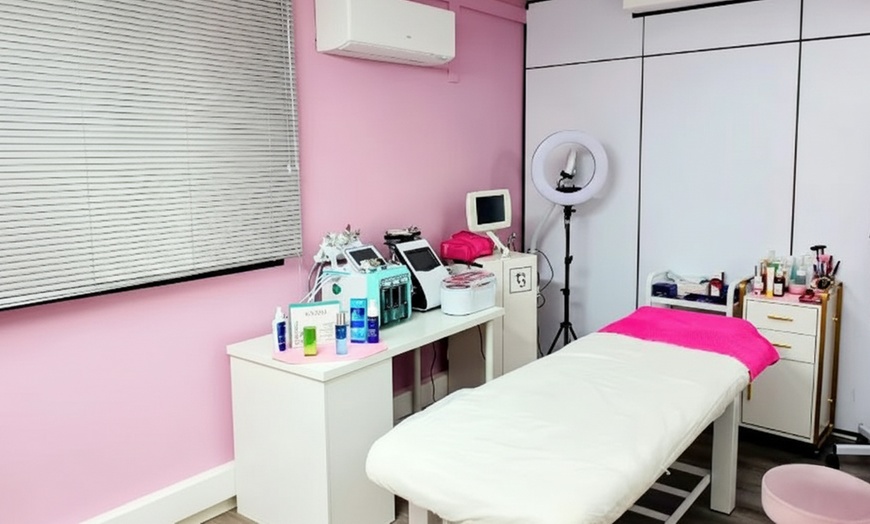 Image 4: Extensiones con acabado natural, wispy o volumen ruso