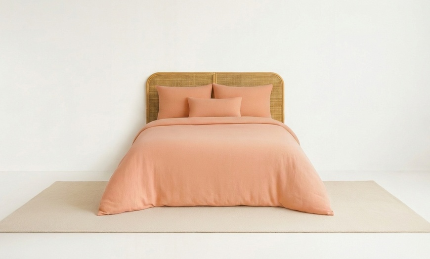 Image 6: 100% Cotton Gauze Reversible Bedding Set