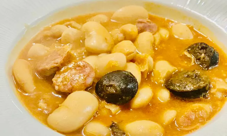 Menú de cochinillo para 2 o 4 personas con entrante, postre y bebida