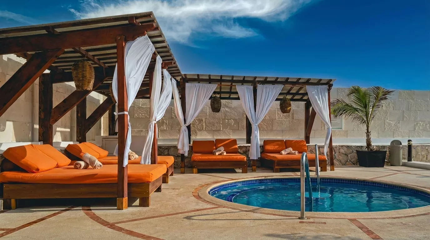 ✈ All-Incl. Paradise: 4 Nights at Flamingo Beach Resort Cancún