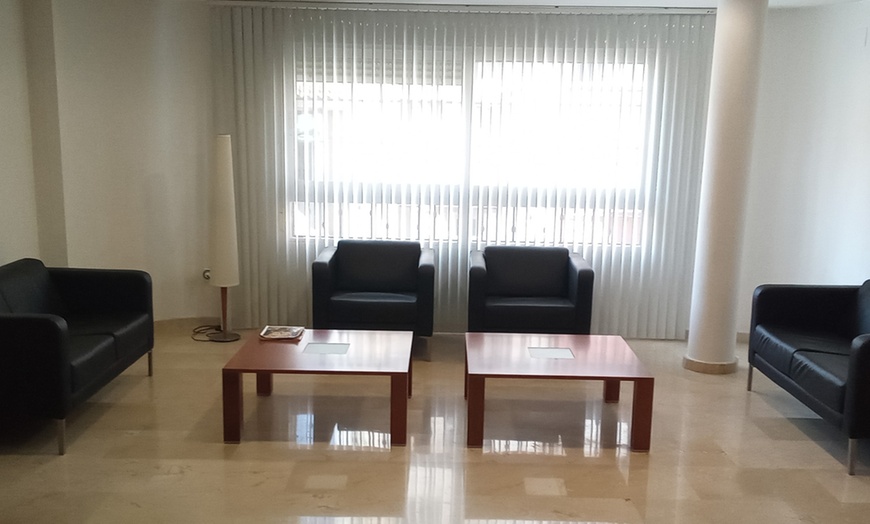 Image 4: Limpieza bucal con ultrasonidos, pulido y revisión con diagnóstico