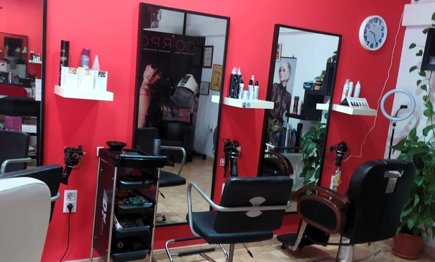 Image 5: Sesión de peluquería con lavado, masaje, cortes, tinte e hidratación