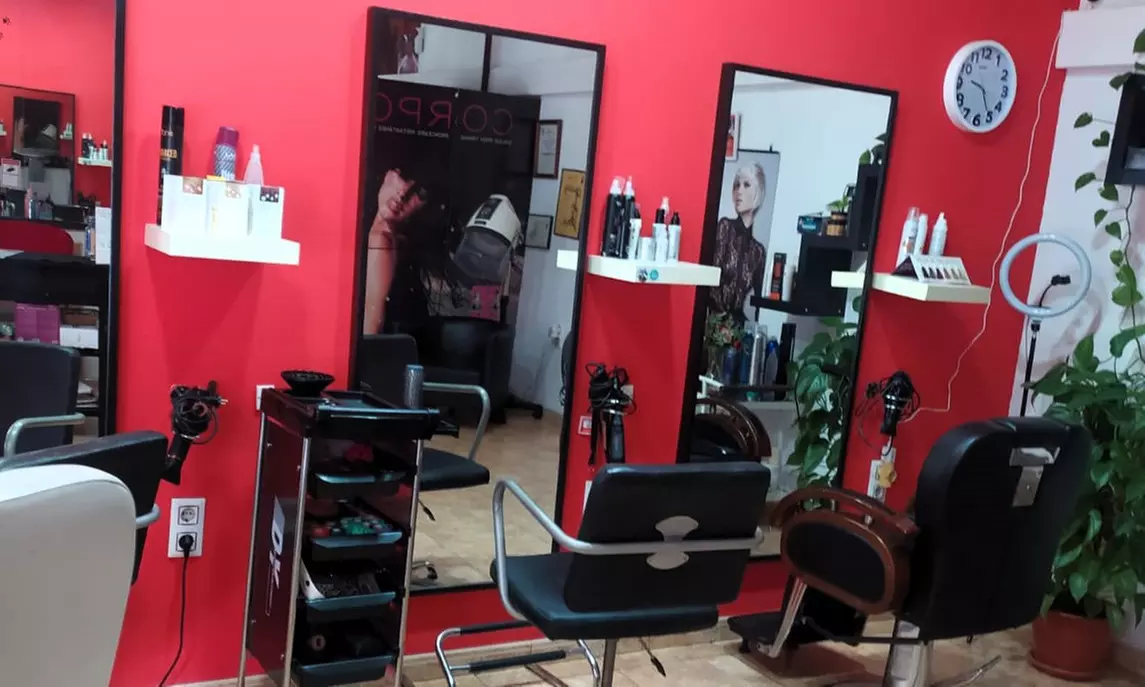 Sesión de peluquería con lavado, masaje, cortes, tinte e hidratación