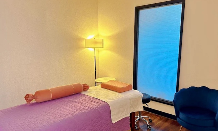 Image 2: 60 or 90-Min Couples Massage w/ Hot Stones, Aromatherapy & Warm Towels