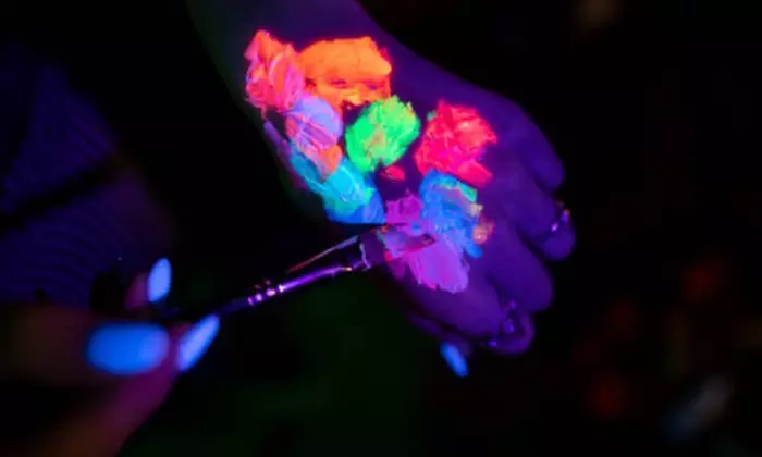 Taller de pintura de un cuadro fluorescente con vino ilimitado o bebidas para 1 o 2 personas; ahorra hasta 27% - Second Medium