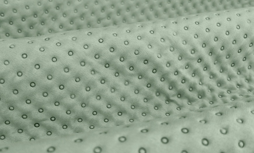 Image 2: Colcha ligera de primavera-verano para cama doble con diseño a motas