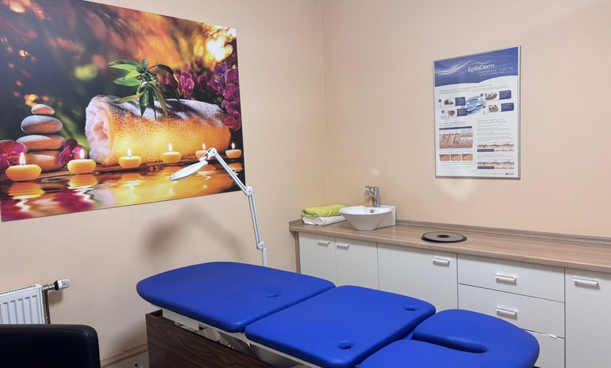 Image 2: Behandlung mit Tiefenreinigung und Mikrodermabrasion / Microneedling