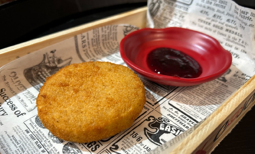 Image 13: Menú andaluz con entrantes, principales y bebidas