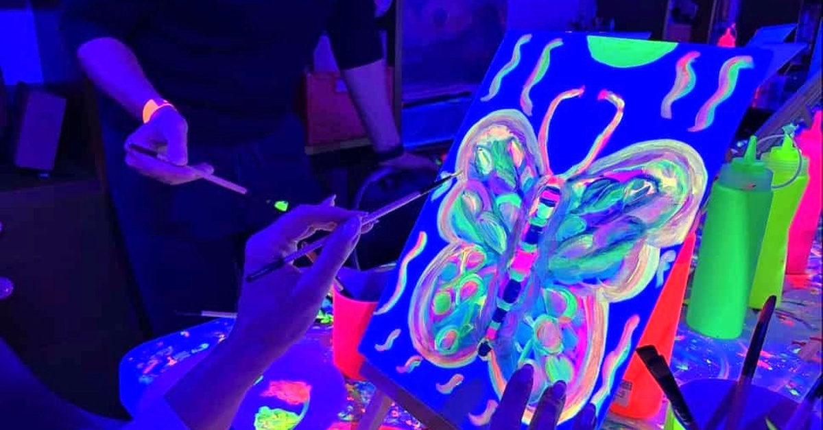 Taller de pintura neón bajo luz ultravioleta en Madrid