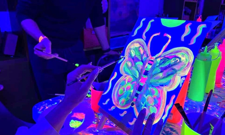Image 2: Taller PINTA LUZ de pintura neón para 1 o 2 personas, niños y adultos