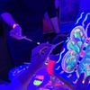 Image 2: Taller PINTA LUZ de pintura neón para 1 o 2 personas, niños y adultos