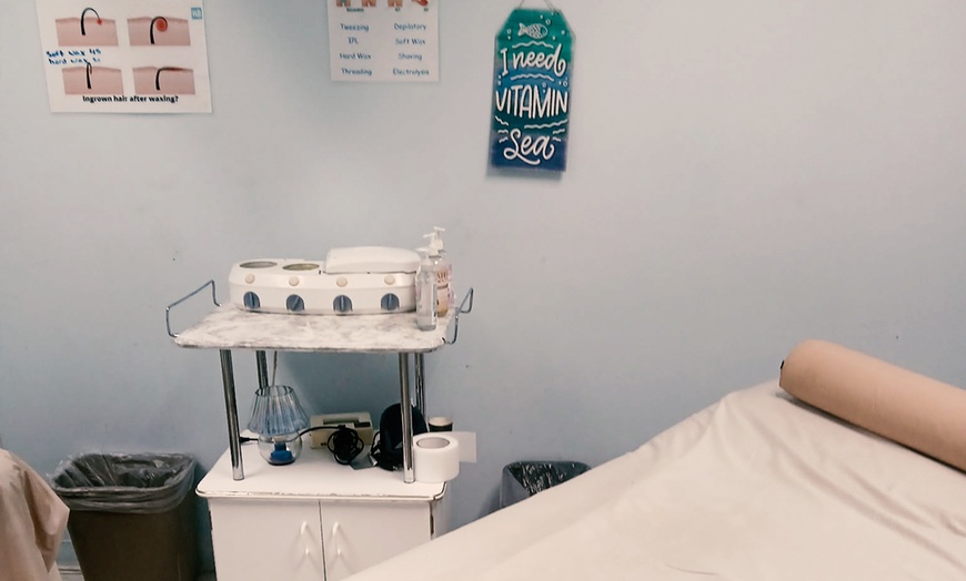 Image 2: Sports Massage Sessions — 30 / 60 Minutes (Single or Two-Pack Options)