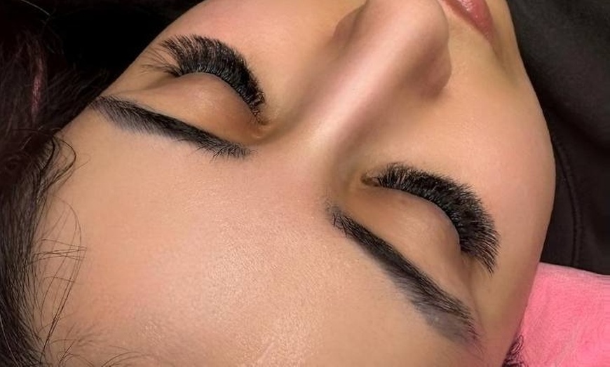 Image 4: Lash Perfection: Classic, Hybrid or Volume Full Set Eyelash Extensions