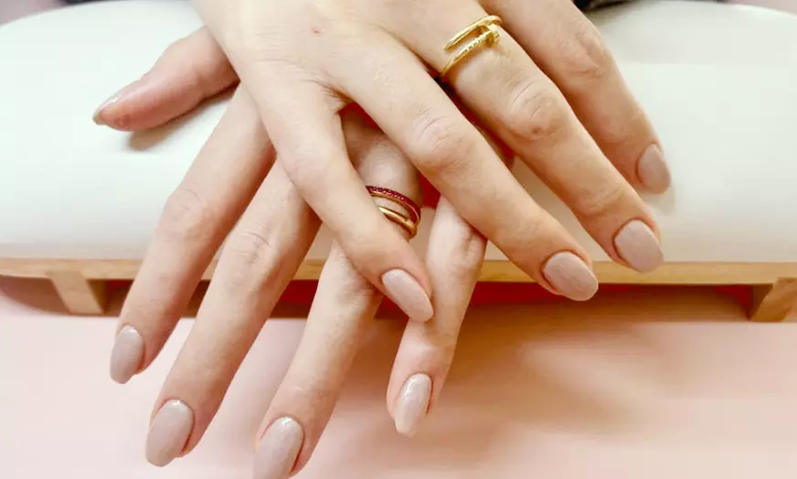 Beauté des mains ou pieds : vernis semi-permanent ou pose américaine