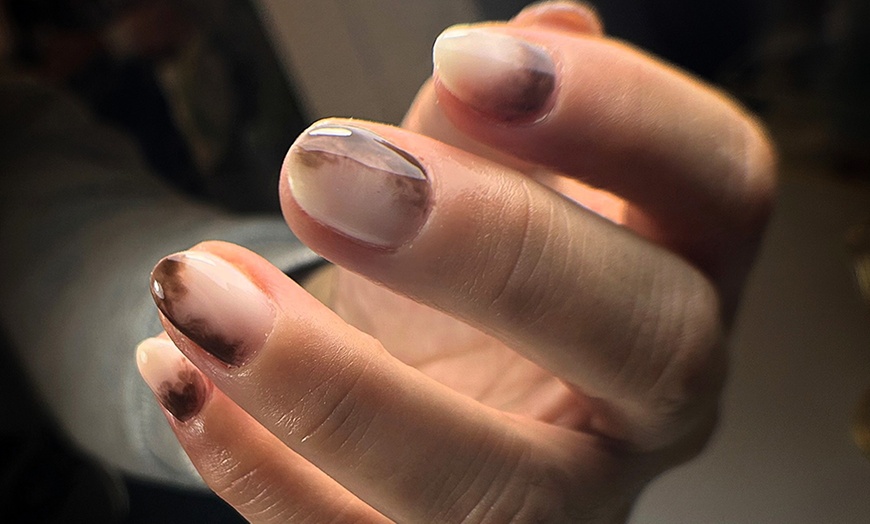 Image 9: Manicura, pedicura o uñas acrílicas con esmaltado monocolor a elegir