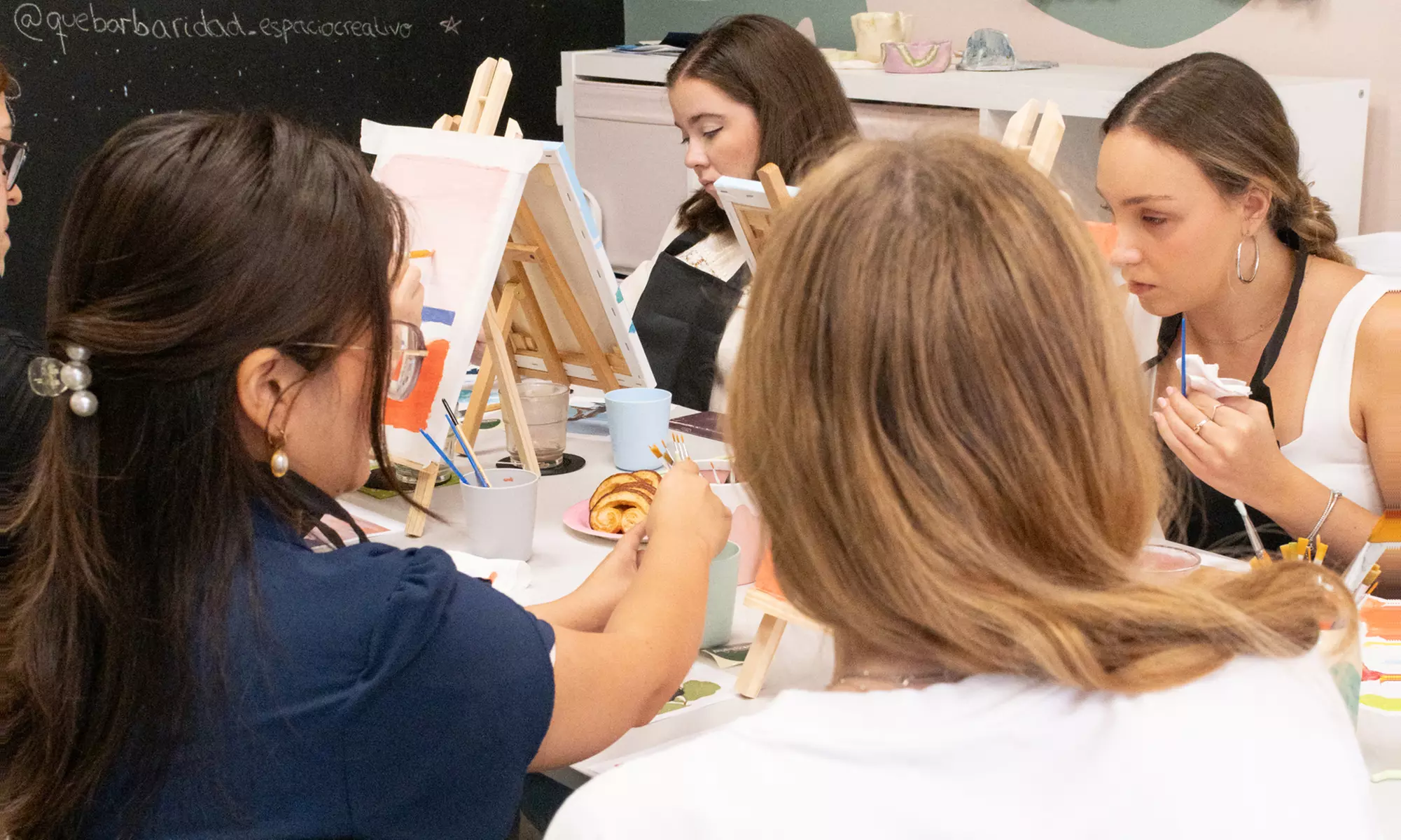 Taller para 1 o 2: pintura de cuadro o tote bag, o clase de maquillaje