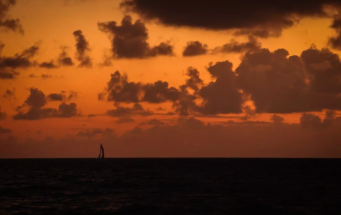 Waikiki Cruise With Stunning Views 