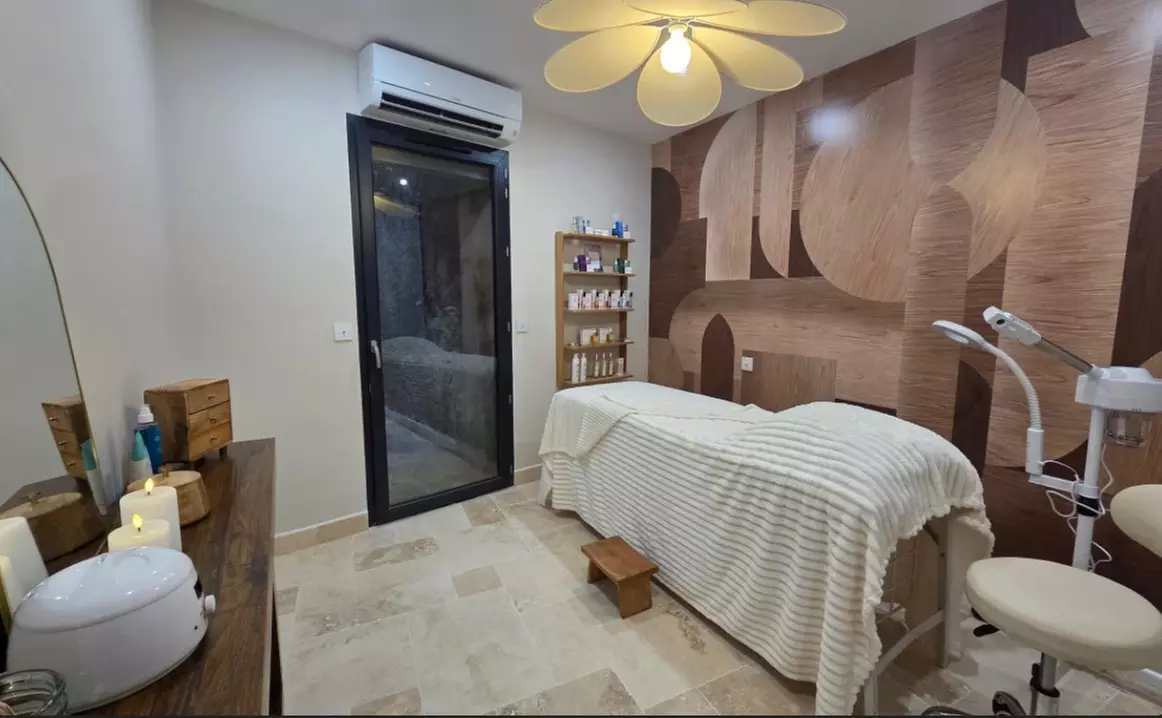 Soin du visage aux pierres semi-précieuses par Andréa Josselin