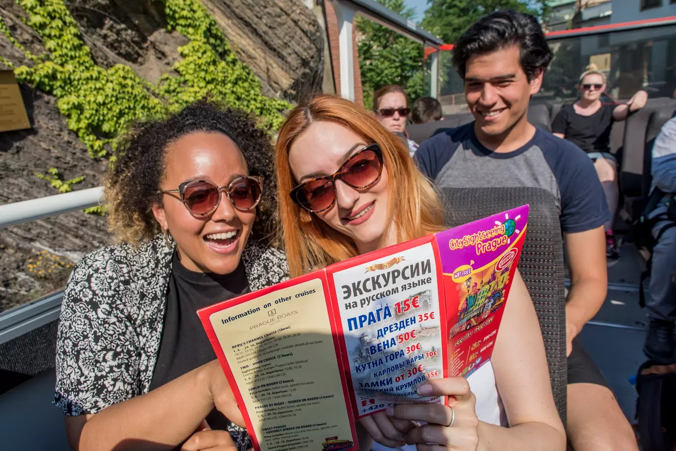 Hop-on-Hop-off-Bustour Prag, opt. mit Bootstour