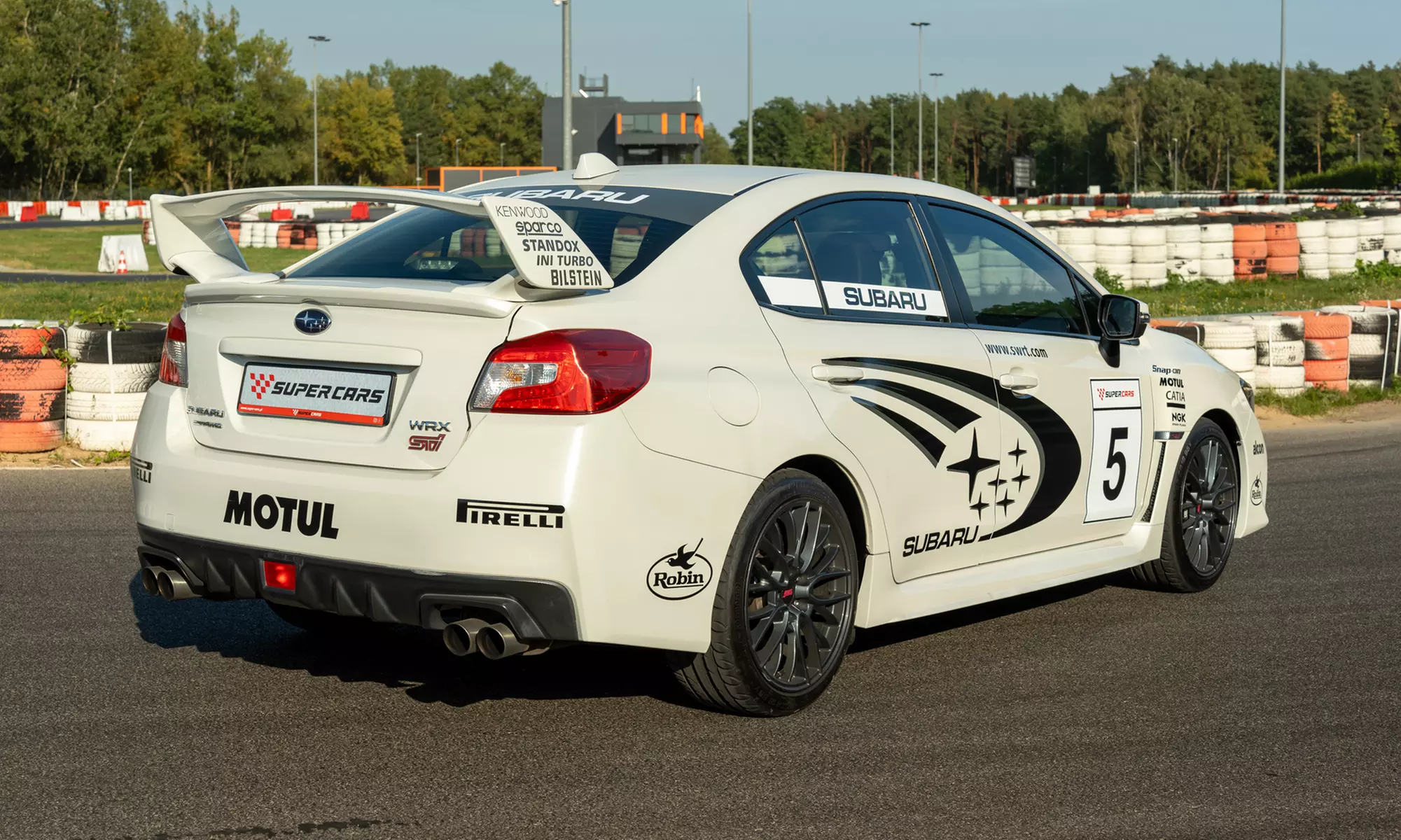 Poczuj adrenalinę: Jazda sportowym autem po torach w całej Polsce