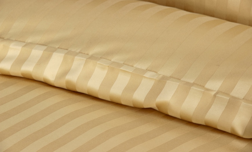 Image 12: Parue de lit en microfibre satinée