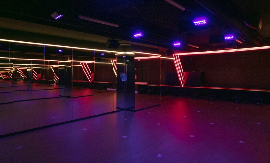 Image 2: 1 session ou 3 sessions 45 minutes de danse workout avec Decibel®