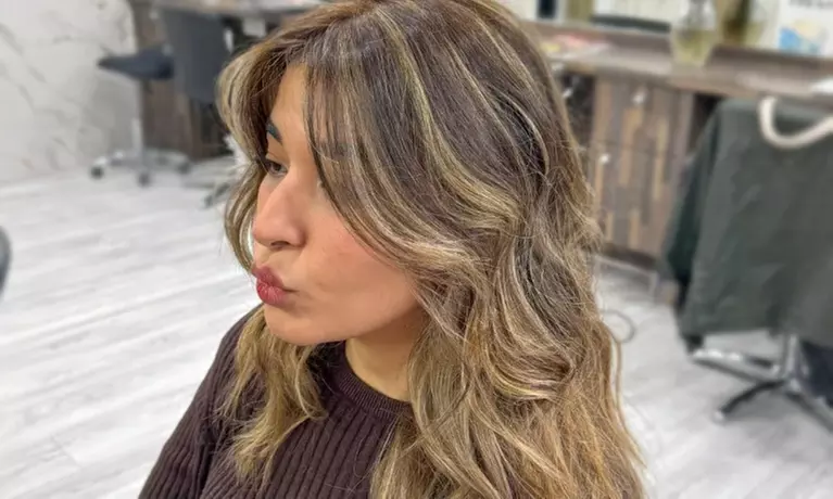 Formule shampoing, coupe, brushing avec couleur et balayage en option