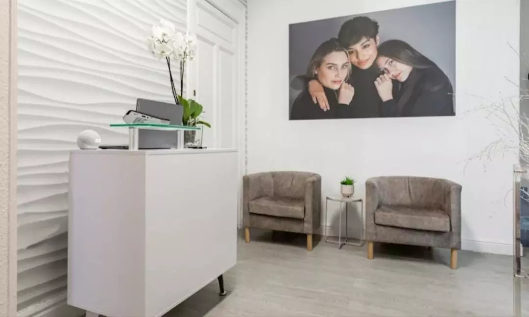 Realza tu mirada en plena Gran Vía con un lifting y tinte de pestañas con opción a diseño de cejas al 64% - Second Medium