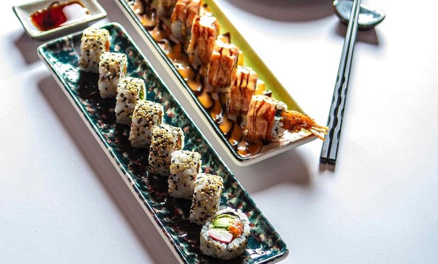 Image 9: Menú japonés para 2 o 4 personas con opciones clásicas o gourmet