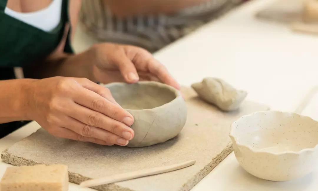 Taller de cerámica con desayuno o aperitivo a elegir para 1 o 2 personas