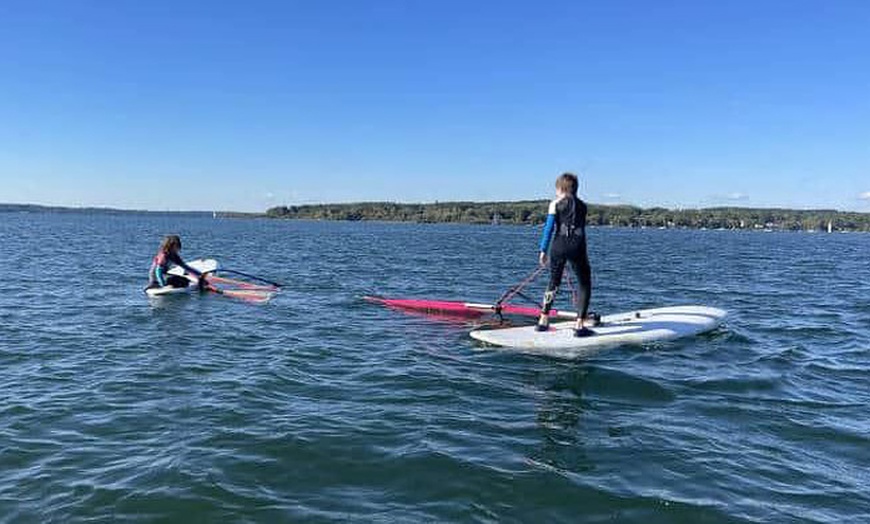 Image 6: 5 Std. Windsurf-Grundkurs inkl. Leihausrüstung für 1 oder 2 Personen