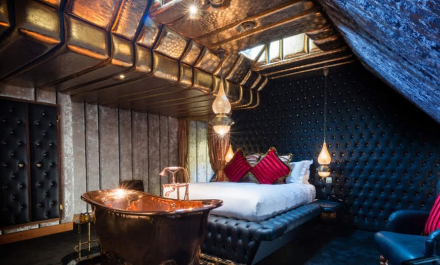 Image 27: Oxfordshire: An Overnight 5* Stay w/ Dinner and Champagne 