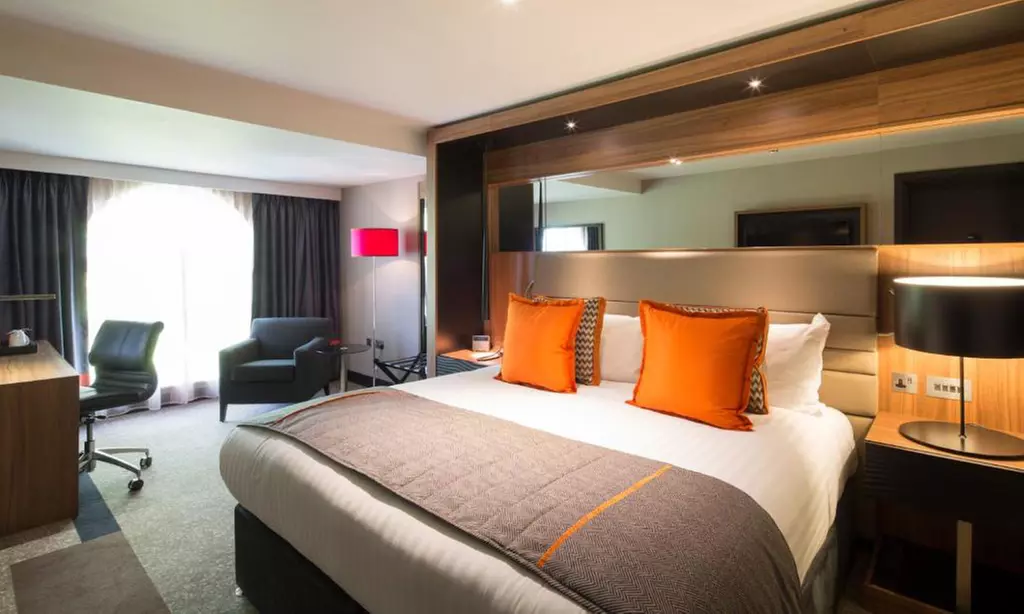 Buckinghamshire: King Room with Breakfast, Dinner & Late Check-Out