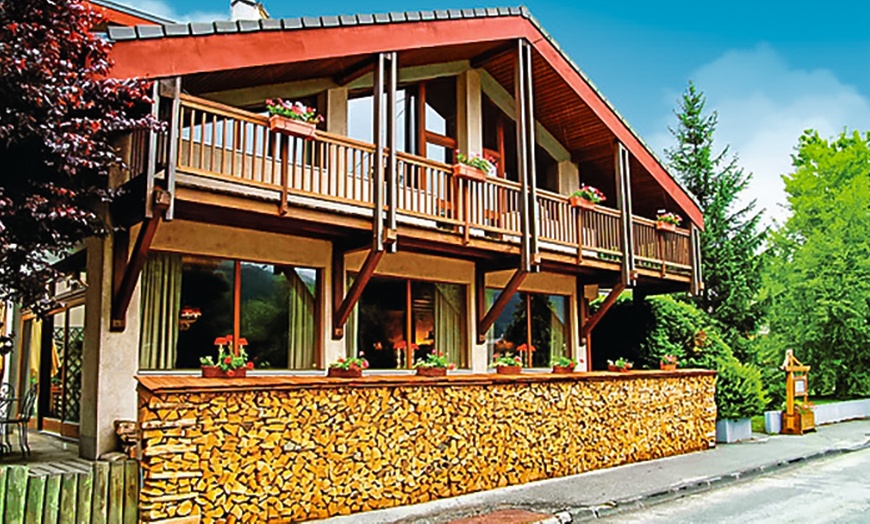 Image 2: Savoie : chambre double avec accès spa et option petit-déjeune, diner
