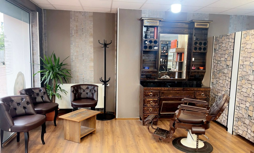 Image 2: Herrenhaarschnitt, opt. mit Bartpflege, Augenbrauenzupfen & Heißwachs