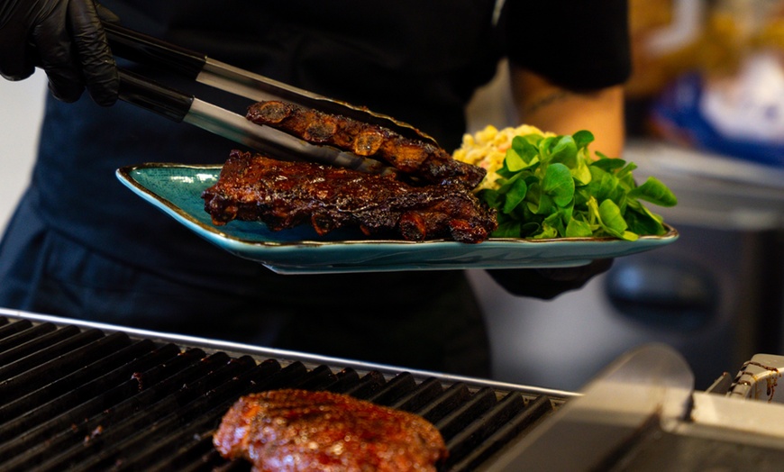 Image 2: Bon Bini! Caribische spareribs met saus, friet en drankje