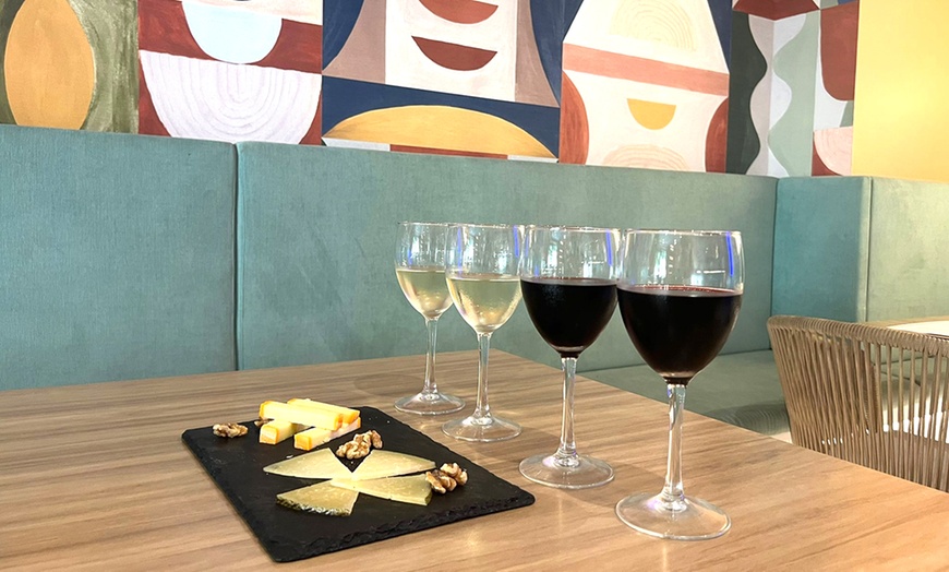 Image 13: Cata de vinos y quesos en el centro histórico de Valencia