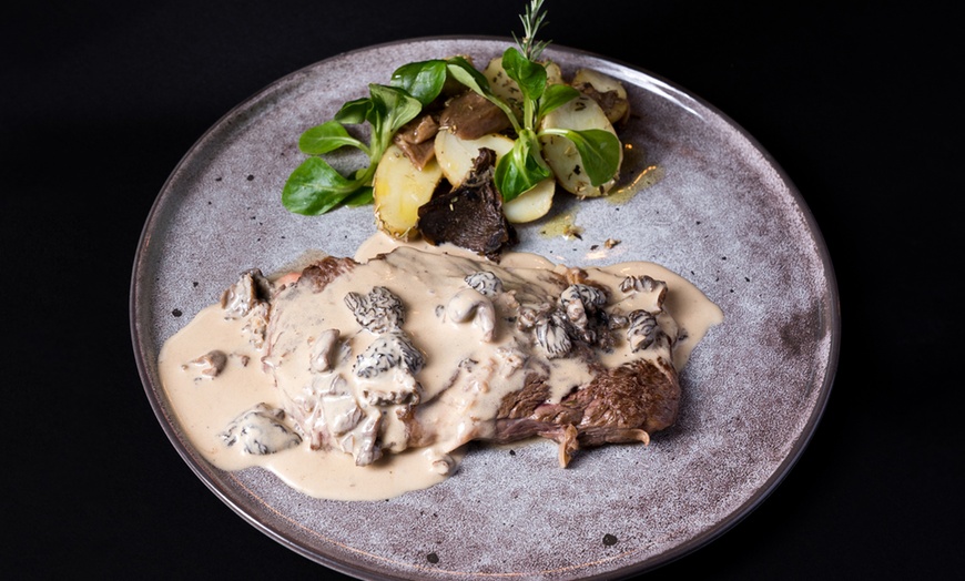 Image 2: Menu authentique en 4 services au restaurant Le Moulin de la Sambuc