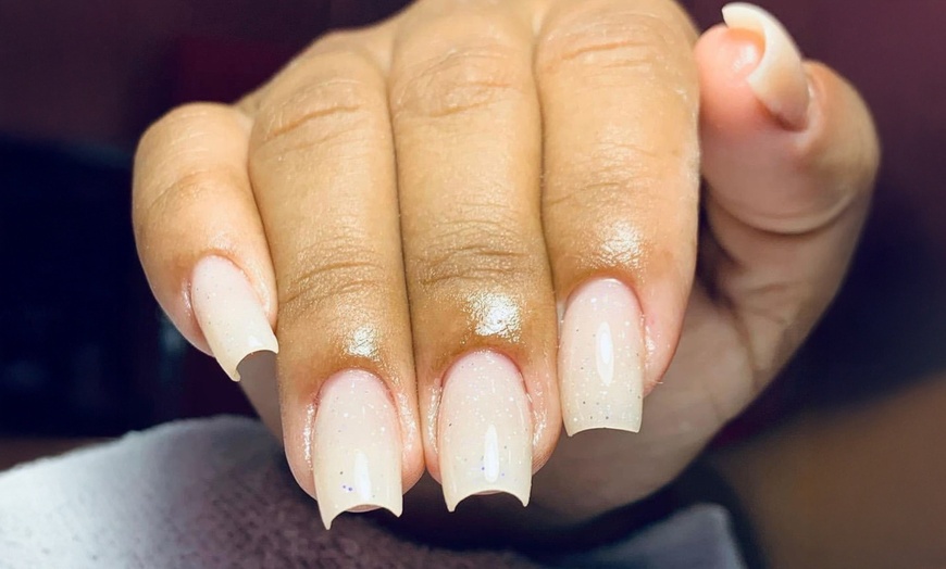 Image 6: 1 sesión de manicura y/o pedicura con esmaltado semipermanente