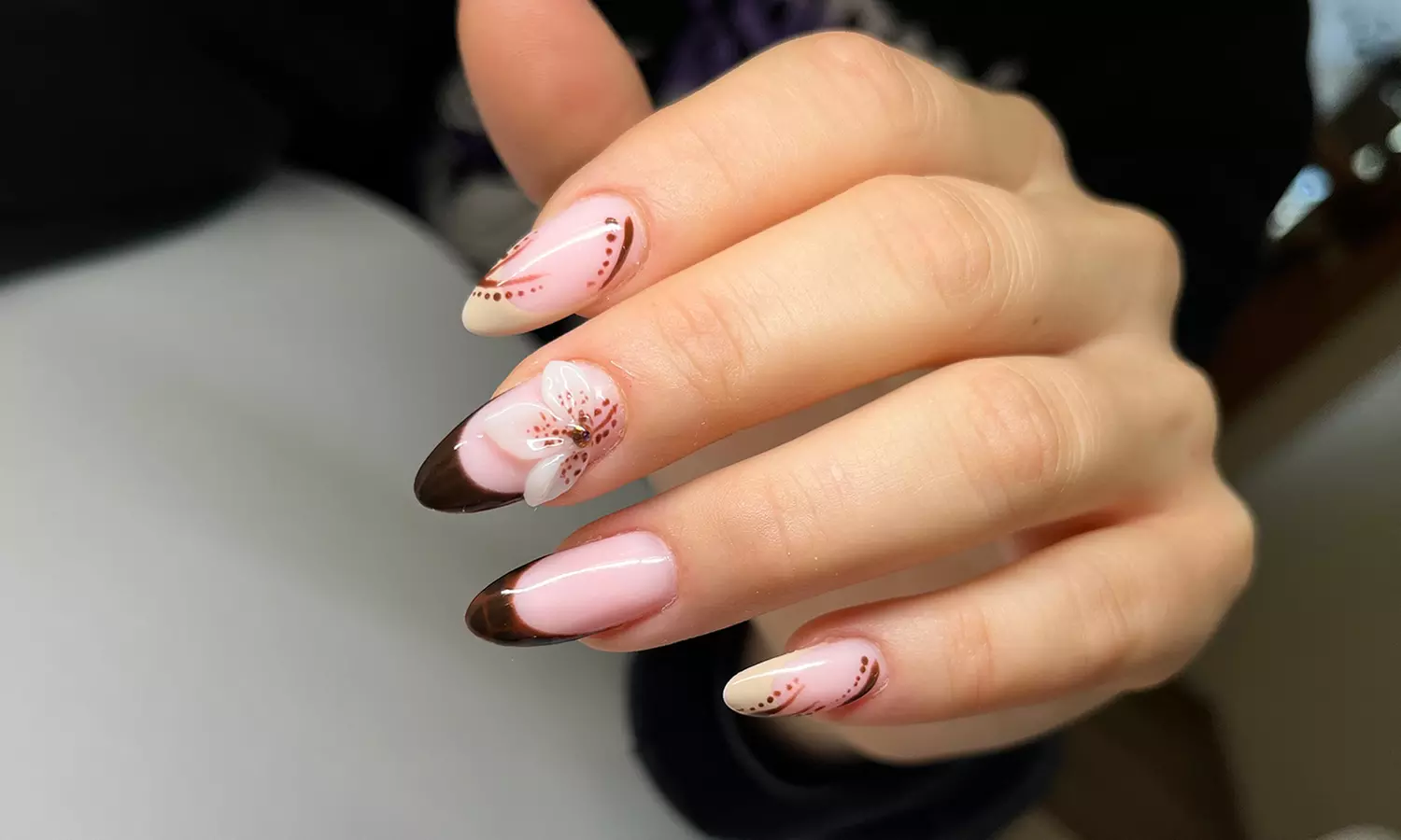 Manicure hybrydowy lub odnowa żelowa dla pięknych paznokci