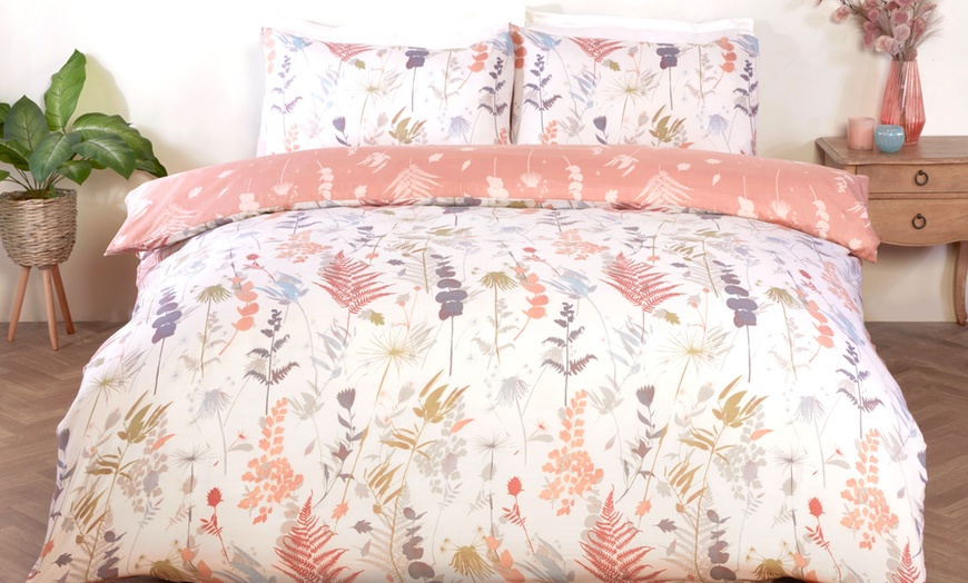Image 5: Four-Piece Complete Duvet Set - Reversible, Easy Care Bedding