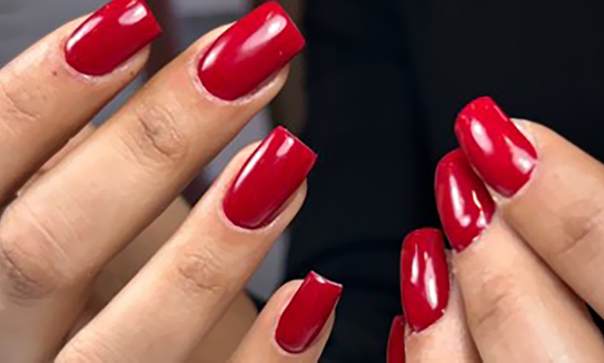 Image 8: Beauté des ongles : vernis semi-permanent ou pose de gel