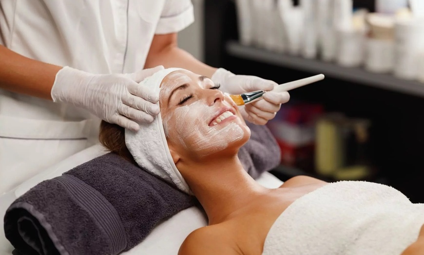 Image 8: Hollywood peeling con carbón activo y láser o limpieza facial prémium 