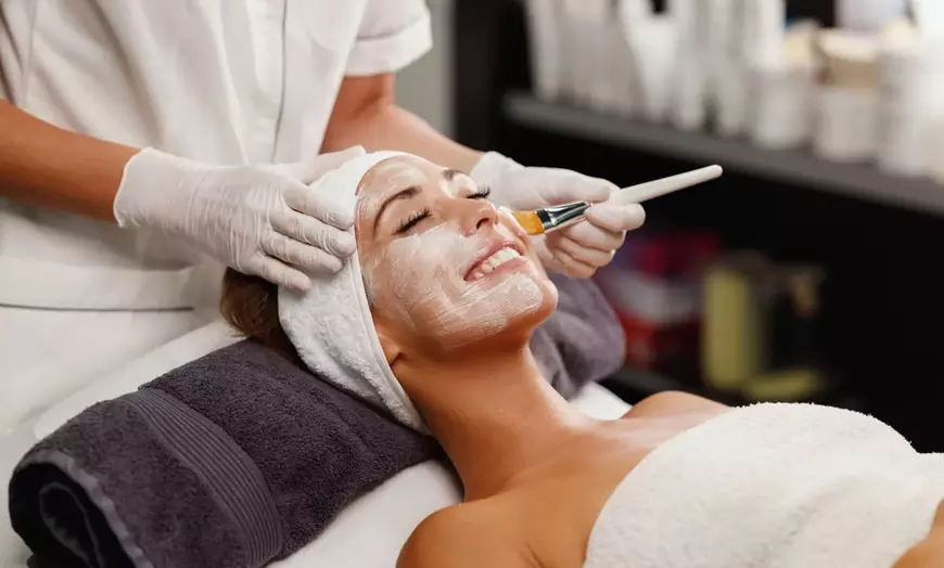 Image 7: Hollywood peeling con carbón activo y láser o limpieza facial prémium 